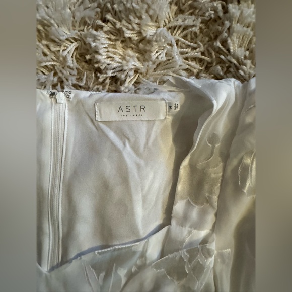 ASTR the label Dayanara Floral Burnout Puff sleeve midi dress - Picture 4 of 8